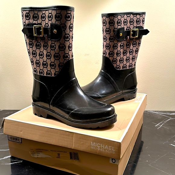 Michael Kors monogram mid rain boot with rubber soles - Picture 1 of 8